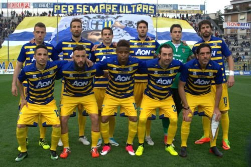 Prediksi Bari 1908 vs Parma 6 Agustus 2017- Tercatat secara keseluruhan kedua tim telah 27 kali bertemu dan Bari unggul dengan 8 kemenangan sementara Brescia hanya 8 kali meraih kemenangan. 13 pertemuan antara kedua tim berakhir dengan hasil imbang menggambarkan kedua tim pada dasarnya memiliki kemampuan yang seimbang. Bari saat ini ada di posisi ke-5 klasemen dengan 40 poin mereka kumpulkan dari 10 kemenangan dan 10 hasil imbang. Mereka dalam catatan bagus dengan tak terkalahkan dalam 5 pertandingan terakhirnya di liga dengan 3 kali menang dan 2 hasil seri. Dalam laga terakhirnya kemarin saat berkunjung ke markas Trapani yang notabena nya adalah tim lemah penghuni zona merah,para punggawa Bari bukan hanya gagal memanfaatkan kesempatan untuk bisa menambah 3 angka perbendaharaan poin mereka dan bahkan harus rela di paksa pulang dengan membawa kekalahan telak 4-0.Namun kini Bari pun masih mengamankan diri duduk sebagai tim penghuni peringkat ke 7 meskipun kini posisinya di tempel ketat oleh tamunya Novara yang hanya berselisih 1 poin saja di bawah mereka yang juga berhasil menempatkan timnya di urutan ke 8. Prediksi Bari 1908 vs Parma 6 Agustus 2017- Terakhir kali berhadapan dengan team Cagliari dan mereka dapat meraih kemenangan ketika berakhir dengan skor 2-0. Sedangkan disamping itu team Parma yang sementara ini berada di peringkat ke 20 klasemen Liga Italy dan memiliki jumlah 16 poin sebelumnya bertanding melawan team Juventus Dan mereka dapat meraih kemenangan ketika skor kedua team itu berakhir 1-0. Dengan mengumpulkan total 30 poin, Parma Calcio memiliki kesempatan yang cukup tinggi untuk menyalip 2 rivalnya ( Calcio Padova dan Gubio ) menuju peringkat nomor 4, dengan catatan tim yang di pimpin oleh Roberto D’Aversa mampu mencuri 3 angka penuh dari markas lawan dan di lain tempat kedua pesaingnya tersebut kehilangan poin saat berhadapan dengan musuh masing masing. Meskipun bertindak sebagai tim tamu atau bertandang ke tempat lawan sekalipun, tidak menciutkan nyali D’Aversa untuk menerapkan strategi permainan menyerang yang selama ini menjadi kegemarannya. Manuel Nocciolini, Emanuele Calaio dan Felice Evacuo di pastikan akan merumput sejak awal sebagai trisula untuk langsung membongkar lini pertahanan lawan. Melihat kemampuan ketiga pemain yang termasuk subur hingga sekarang ( total gabungan mencapai 18 gol ), potensi tentu terbuka cukup lebar. Lima Pertandingan Terakhir Bari : 25/02/17 Benevento 3 – 4 Bari 28/02/17 Bari 2 – 0 Brescia 04/03/17 Virtus Entella 2 – 0 Bari 11/03/17 Bari 1 – 0 Frosinone 18/03/17 Trapani 4 – 0 Bari Lima Pertandingan Terakhir Parma 08 April 2015 Parma FC 1 – 0 Udinese Calcio 04 April 2015 FC Internazionale Milano 1 – 1 Parma FC 23 Maret 2015 Parma FC 0 – 2 Torino FC 15 Maret 2015 US Sassuolo Calcio 4 – 1 Parma FC 08 Maret 2015 Parma FC 0 – 0 Atalanta Bergamasca Calcio Prediksi Bari 1908 vs Parma 6 Agustus 2017 0-0